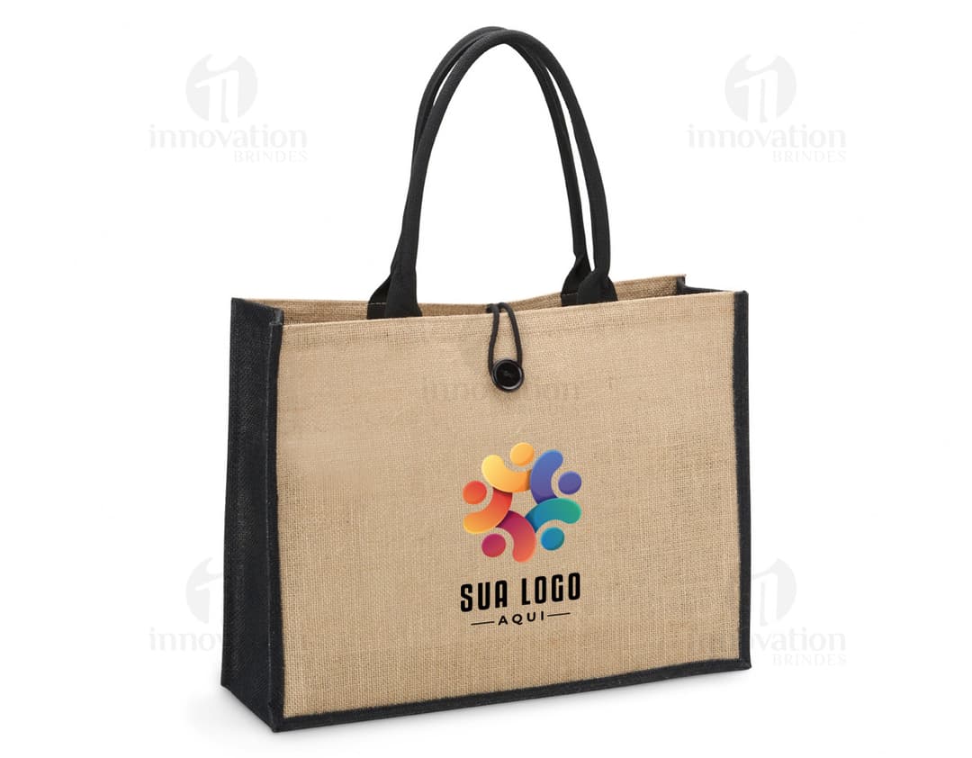 Sacola de Juta em tom natural, com alças de tecido reforçadas e detalhes em bordado na lateral.