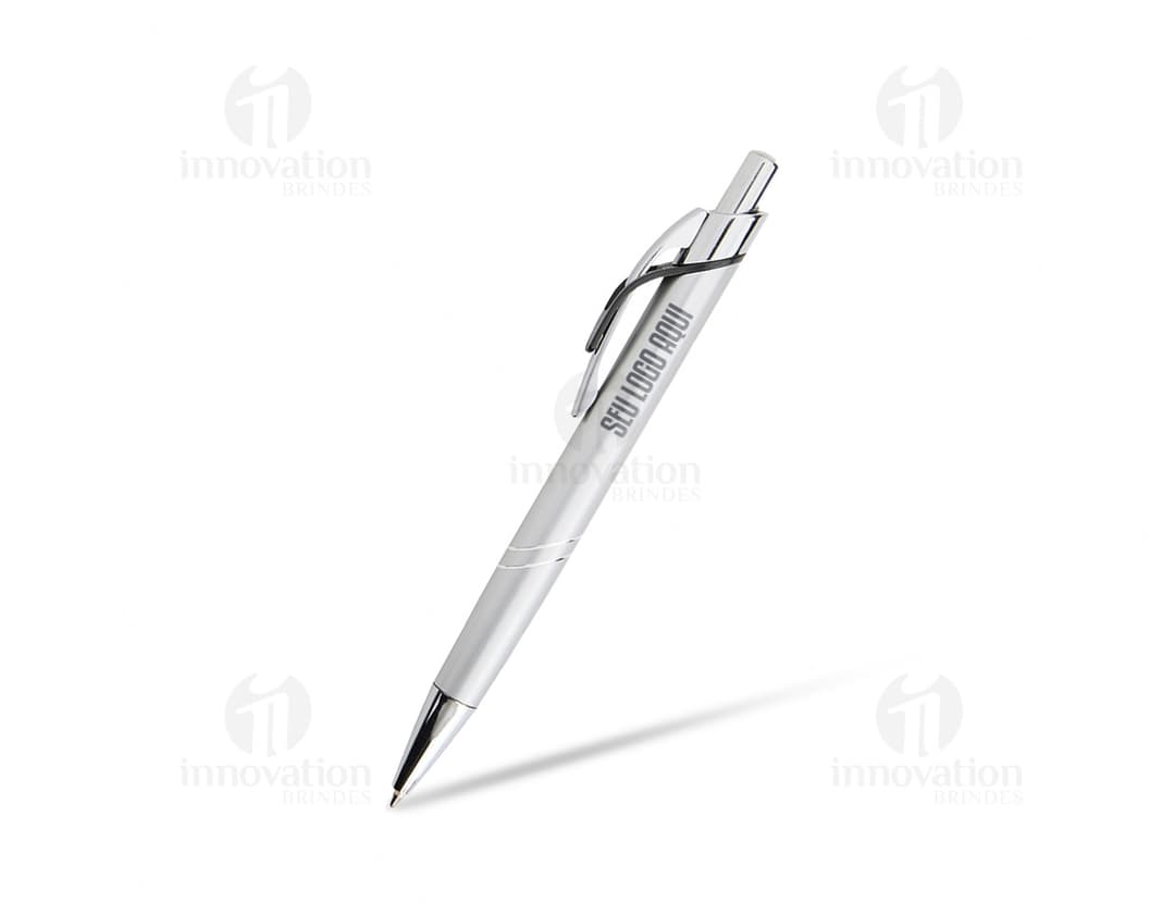 Uma imagem de uma caneta de metal prateada sobre um fundo branco, com detalhes em preto e uma tampa removível.