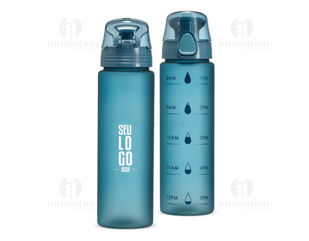Garrafa plástica de 700ml na cor branca, com tampa rosqueável e detalhes em azul.