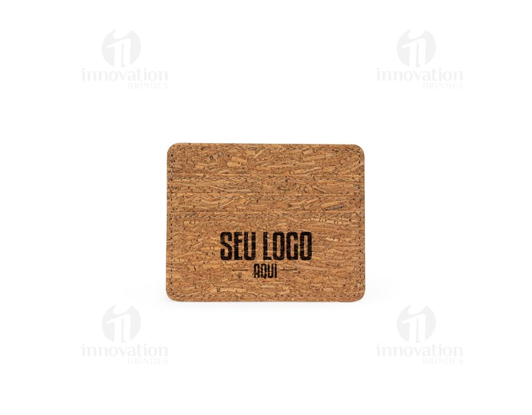 Porta-cartão em Cortiça na cor marrom, com capacidade para até cinco cartões. Textura natural da cortiça visível na superfície do porta-cartão.
