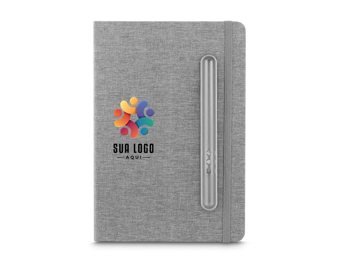 Caderno Capa em RPET preto, feito de couro, contendo dinheiro, chaves, computador, notebook, dispositivos, botões, caneta, símbolos de dinheiro e escritório.