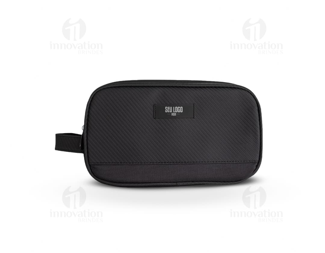 Nécessaire de Poliéster preto com zíper e alça de transporte, ideal para organizar e transportar objetos pessoais e de higiene.