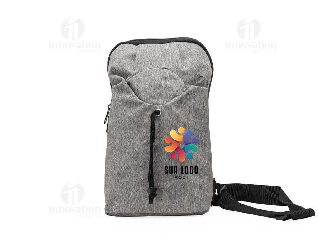 Mochila de Ombro 6 Litros na cor preta, com alças ajustáveis e bolso frontal com zíper.