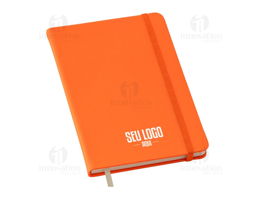 Caderneta Moleskine com pauta na cor preta, com elástico para fechamento e fita marcadora vermelha. Páginas em papel pautado e capa em material resistente.