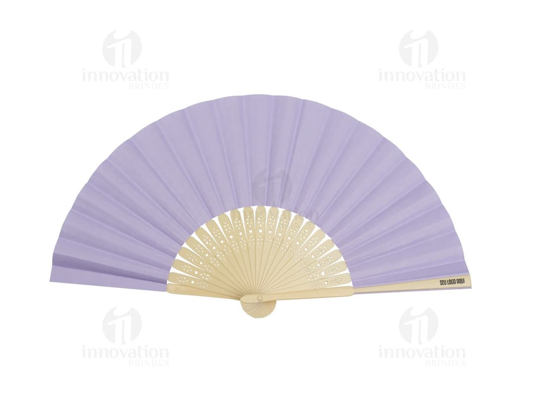 Leque de papel branco com detalhes em dourado e bordas rendadas.