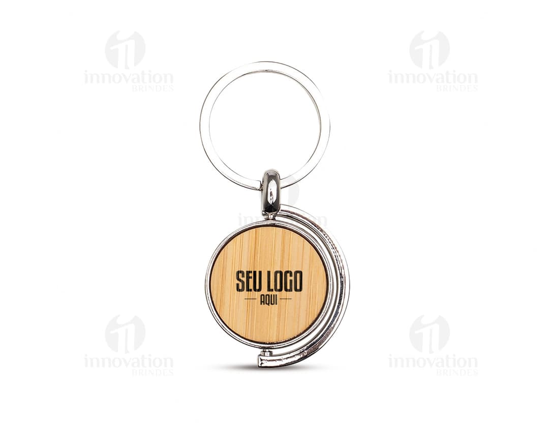 Chaveiro Metal Bambu em formato de canaleta com detalhes em relevo.