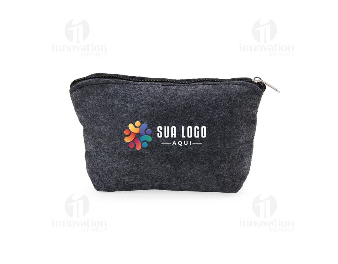 Nécessaire de feltro na cor cinza claro, com fecho em zíper e detalhes em costura.
