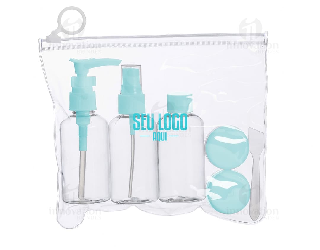 Kit Viagem 6 Peças: Conjunto de produtos para viagem, incluindo necessaire, porta-passaporte, etiquetas de bagagem, almofada e máscara para os olhos.