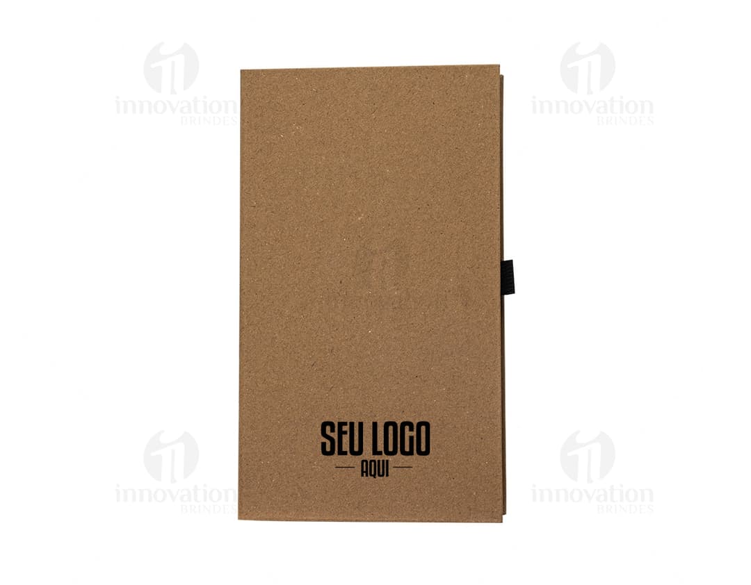 Bloco de anotações com autoadesivos coloridos em um fundo branco.