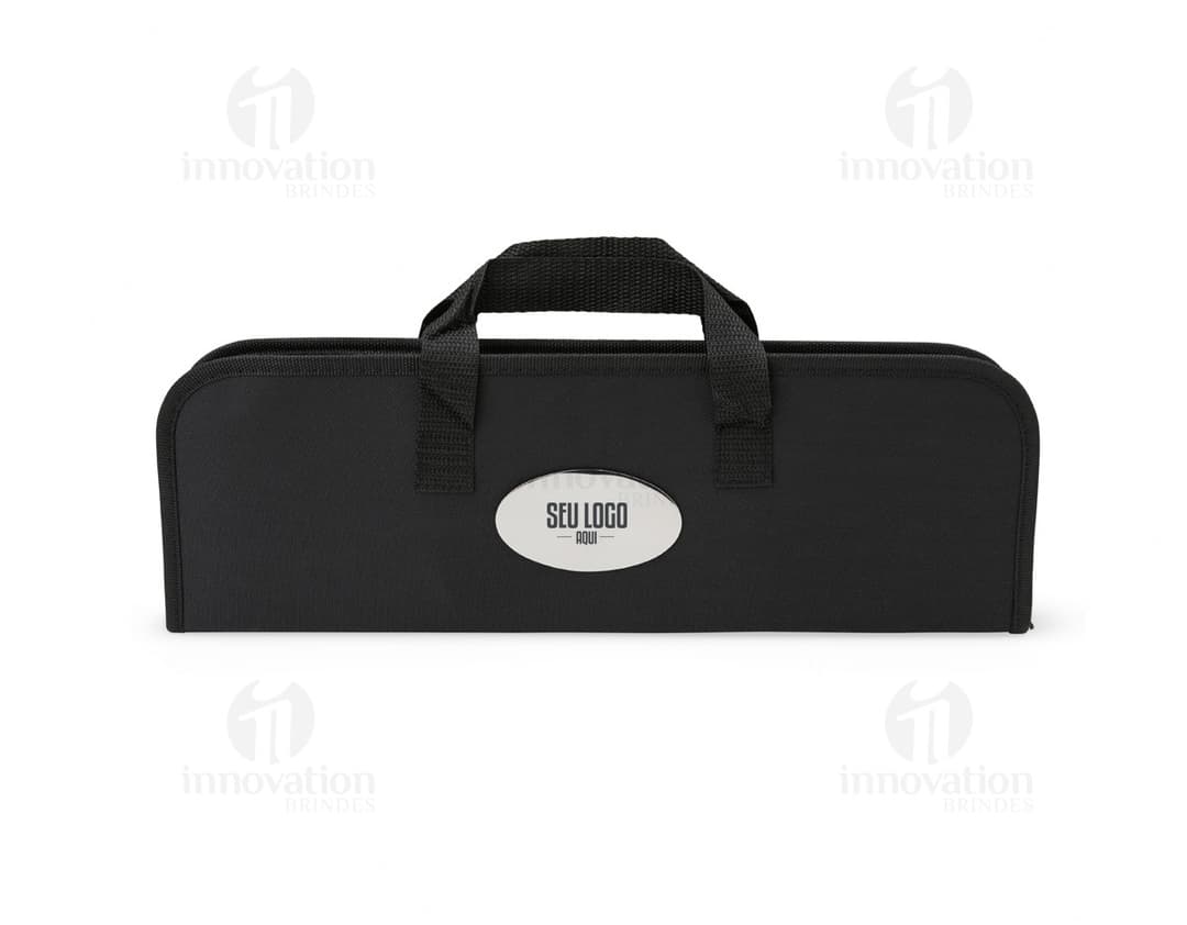 Imagem de um Kit Churrasco 6 Peças, contendo ferramentas e utensílios para churrasco, como faca, garfo, espátula, pegador e escova, em uma maleta de couro preta.