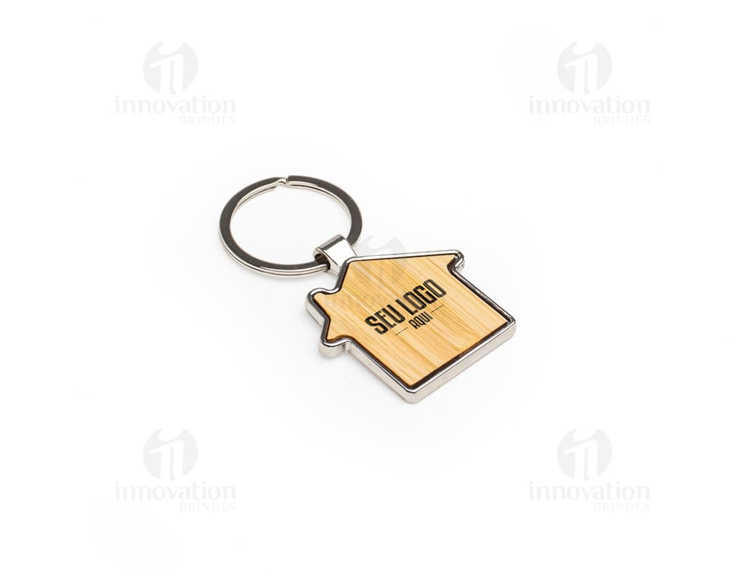 Chaveiro de metal em formato de bambu, com detalhes em dourado e prateado. Ótima opção de presente, com design elegante e seguro. Ideal para adorno de chaves ou bolsas.