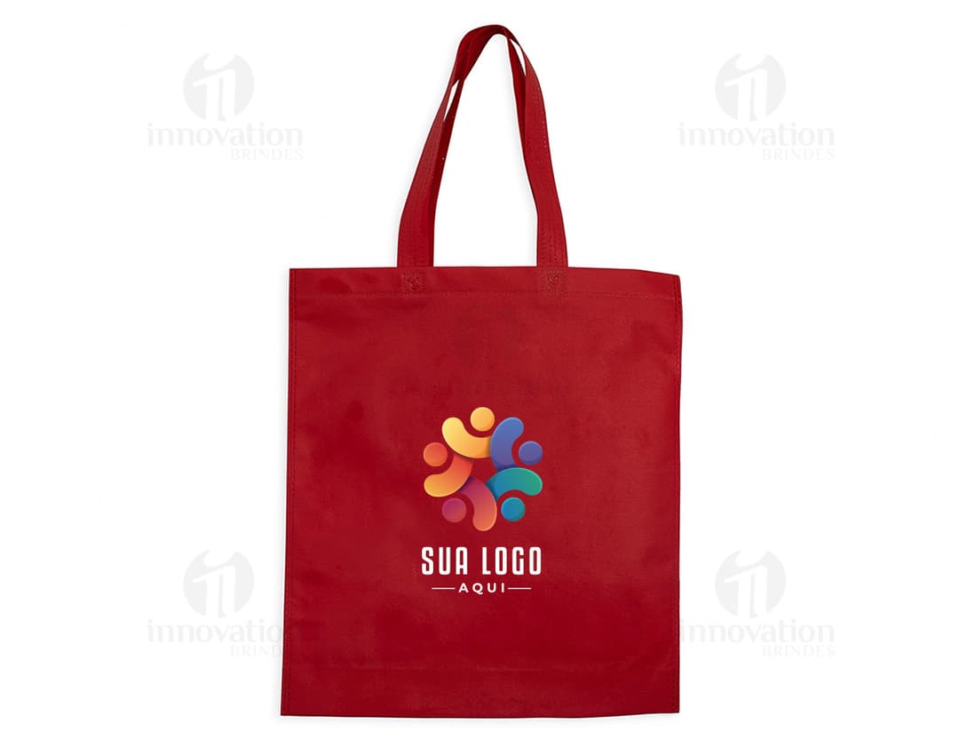 Sacola biodegradável branca com alças verdes, em um fundo neutro.