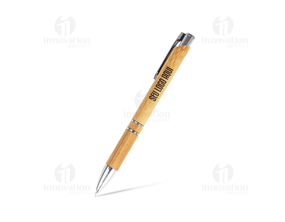 Caneta ecológica feita de bambu, em um ambiente de escritório com papel em branco e outros materiais de escrita.