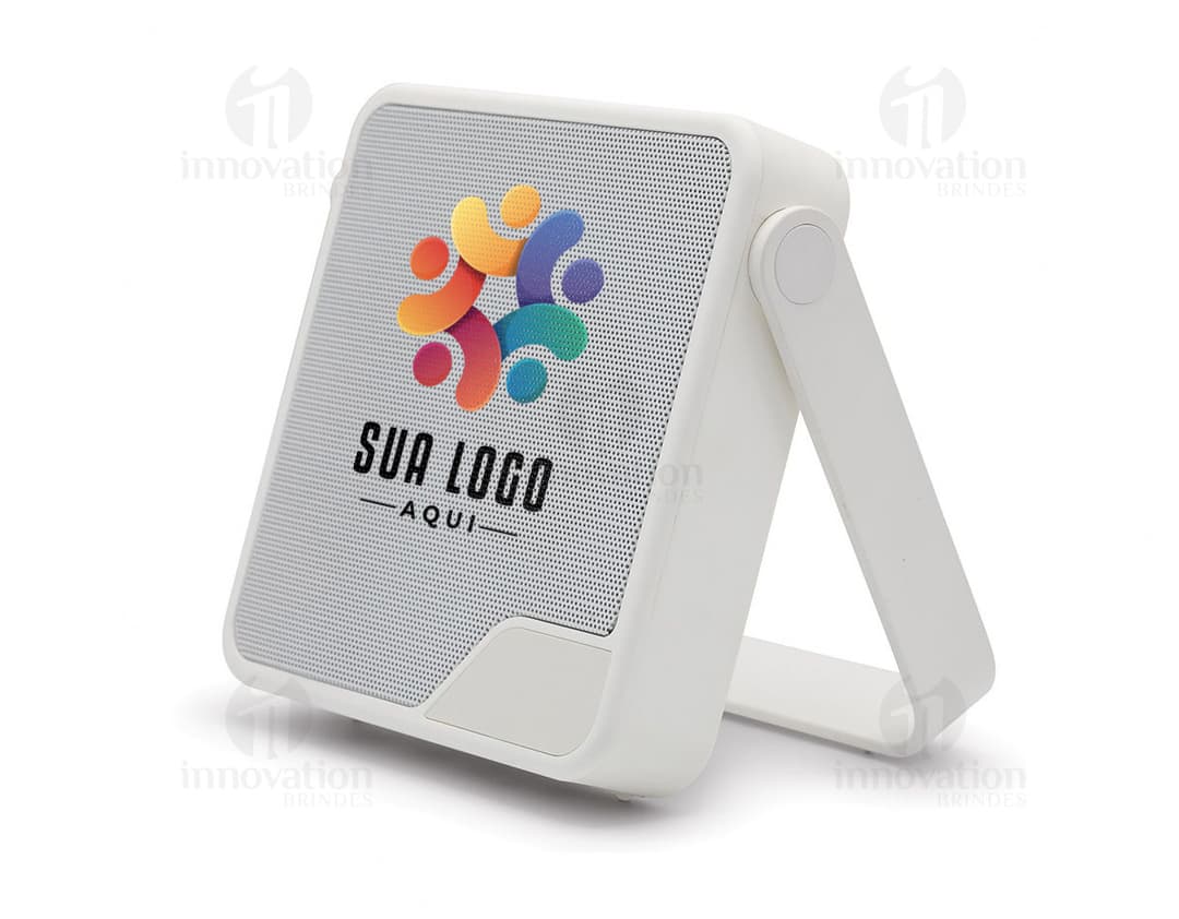 Caixa de som preta com botões de controle de volume e conexão Bluetooth no lado direito e textura de tecido na parte frontal.