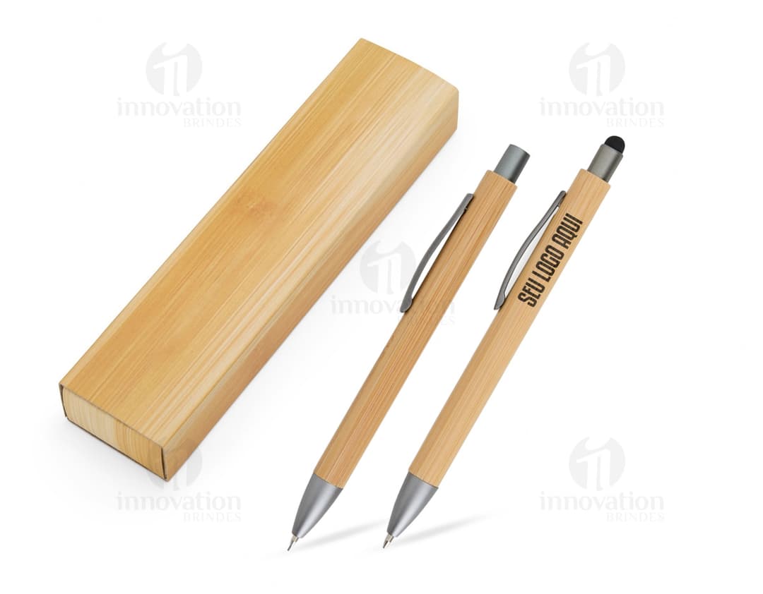 Kit Ecológico contendo uma garrafa reutilizável de metal, um jogo de talheres de bambu e uma eco bag de algodão.