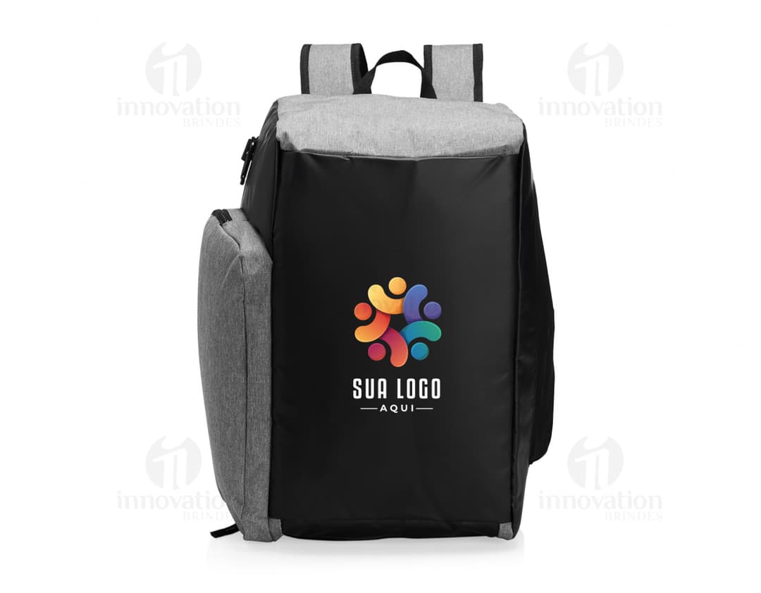 Mochila Poliéster 32 Litros em cor preta, com dois bolsos frontais e alças acolchoadas.