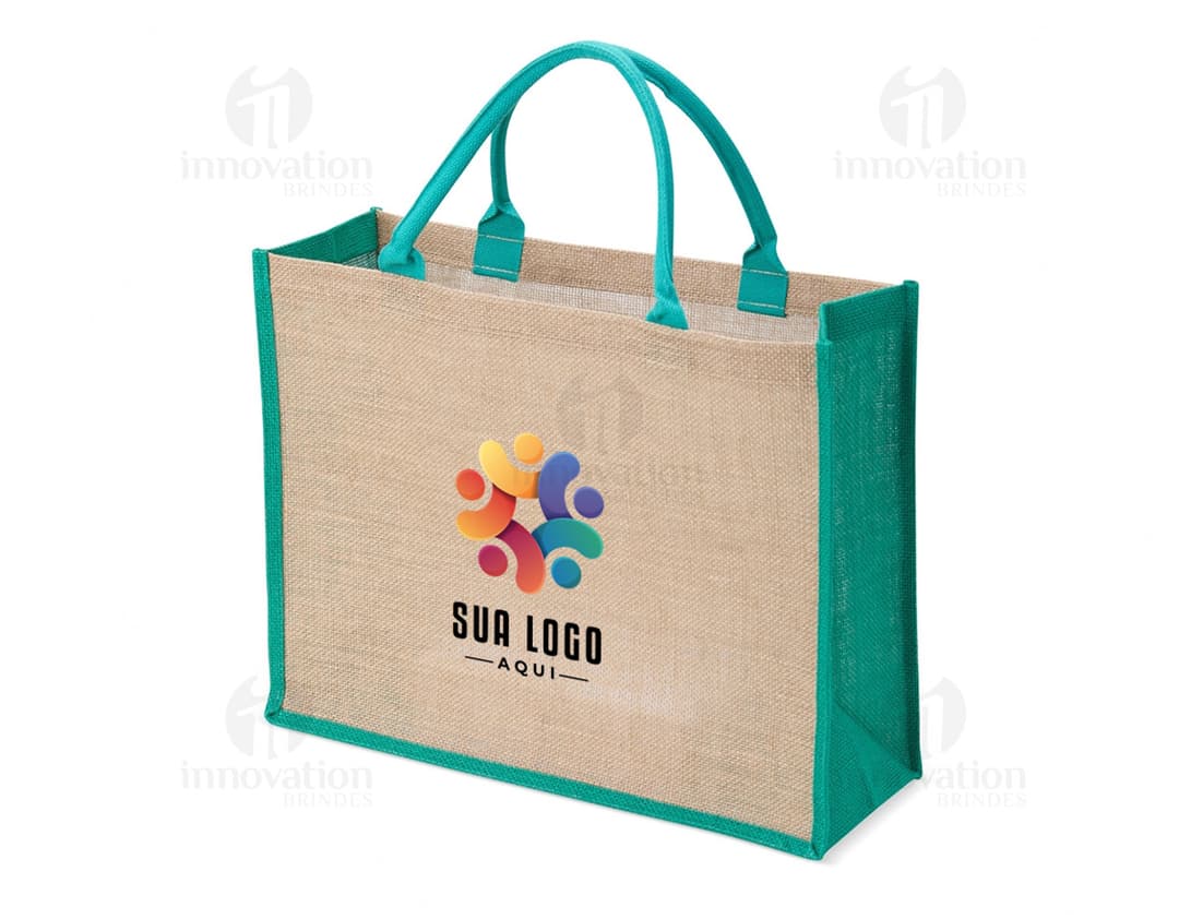 Sacola de juta marrom com alças curtas e detalhes em bordô, sobre fundo branco.