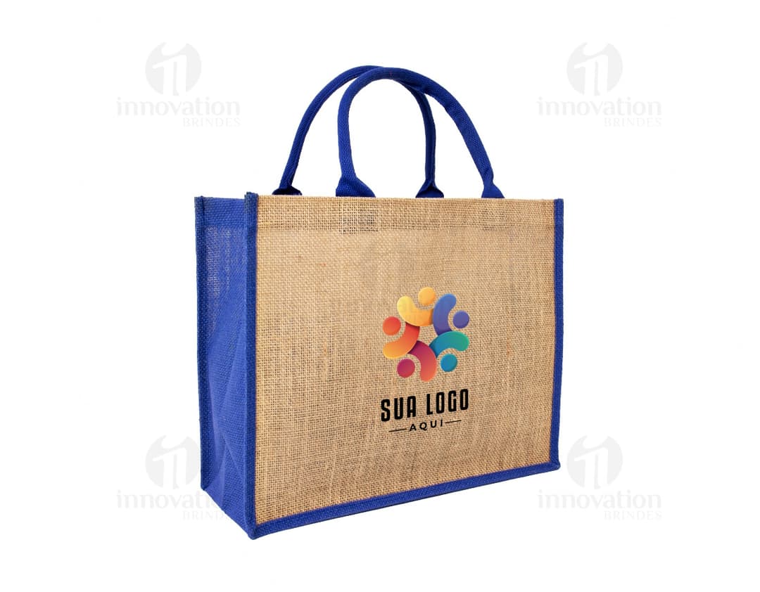 Sacola de juta na cor marrom, com alças reforçadas e detalhes em tecido cru. Ideal para compras sustentáveis e ecologicamente corretas.