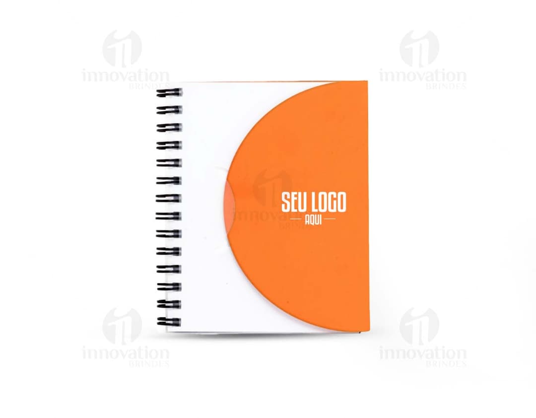 Caderno Plástico na cor azul com elástico e marcador de página integrados.