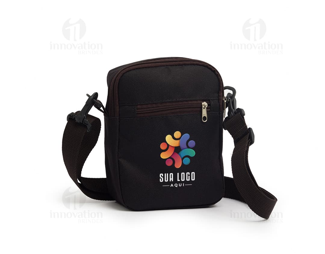 Mochila de ombro preta de couro para viagens de negócios, com alça, fecho de zíper e elegante estilo moderno. Ideal para transportar laptop, dinheiro e acessórios pessoais com segurança e elegância.