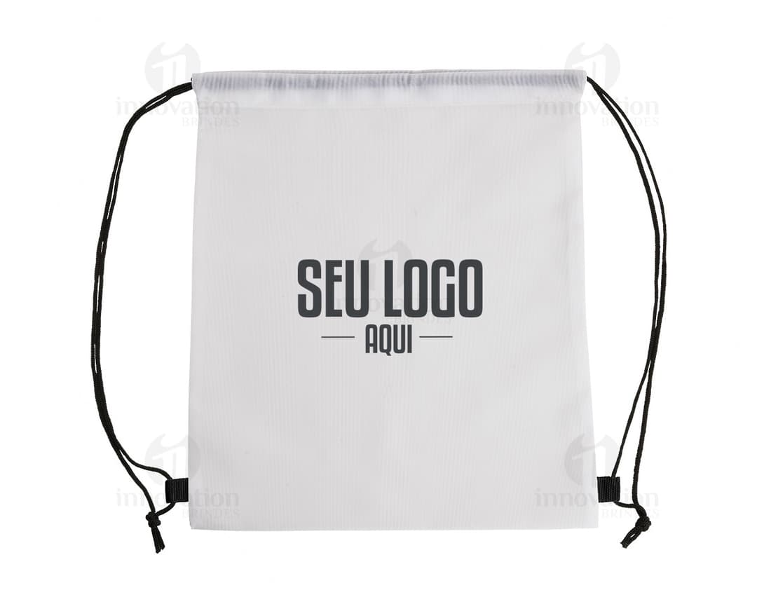 Foto de uma mochila saco em poliéster vazia, com espaço para escrever informações. A imagem mostra um objeto de negócios vintage, perfeito para guardar documentos e lembrar de compromissos. Ideal para uso no escritório ou para presentear alguém, a mochila possui um design comercial e pode ser usada para organizar informações e dados importantes. Perfeita para o dia a dia, a mochila saco em poliéster é uma opção prática e elegante para quem busca um acessório versátil e funcional.