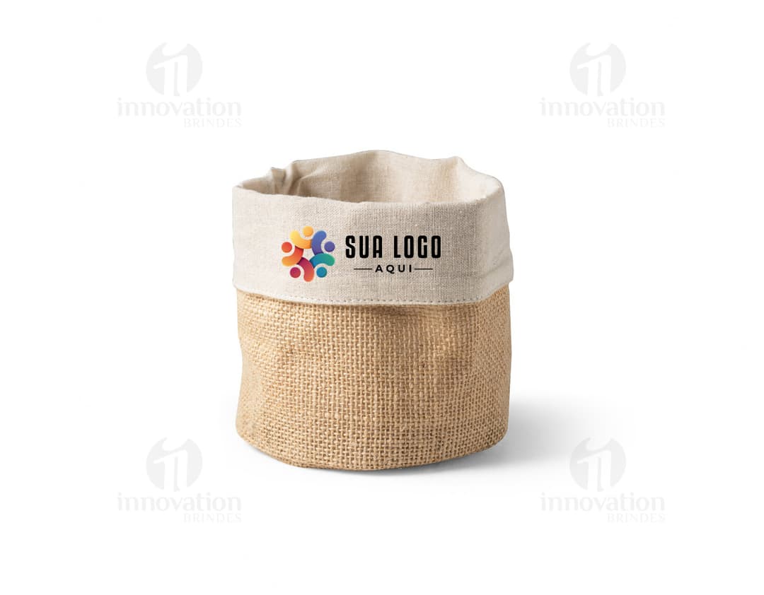 Sacola em juta e algodão marrom, vintage e retrô, close-up de objetos empilhados em um cesto de padaria. Inclui pão, toalha, dinheiro, cheque, equipamento, papel e embalagem.