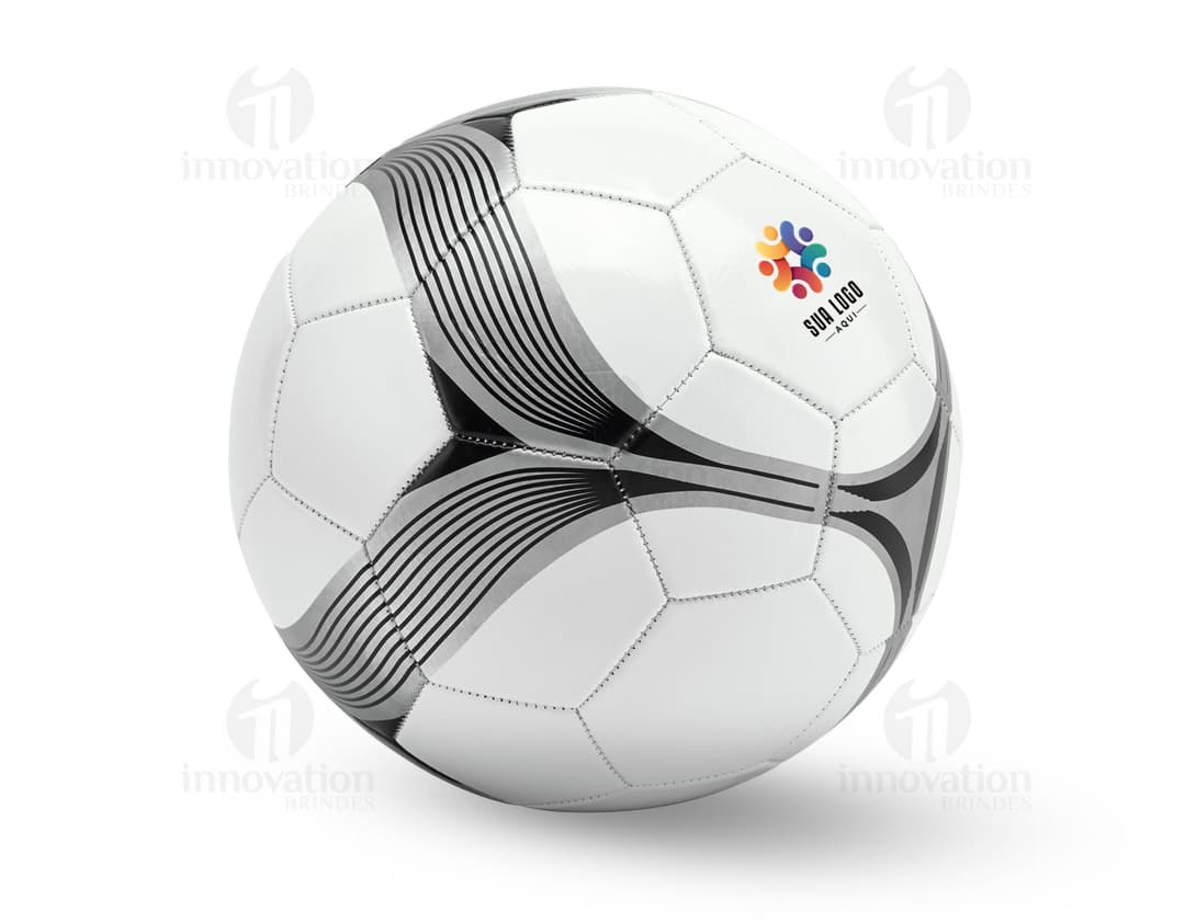 Bola de futebol em PVC em fundo branco.