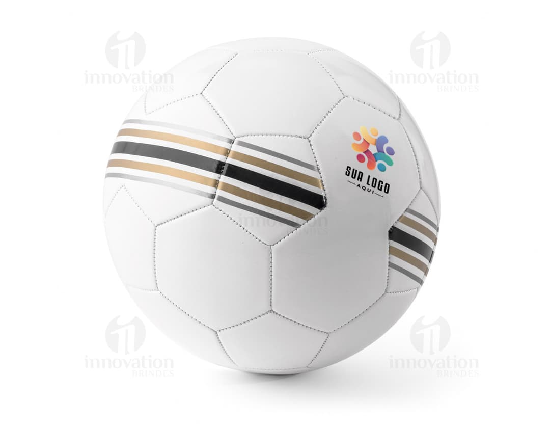 Bola de futebol em PVC preto e laranja, esférica, utilizada em competições esportivas.