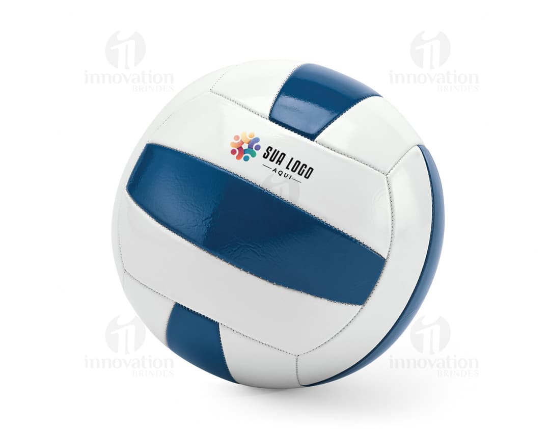 Bola de vôlei em PVC com design 3D, símbolo de um esporte de equipe e competição internacional. A bola possui detalhes gráficos em preto e prata, representando um game equipment para competir em campeonatos nacionais e internacionais. A imagem mostra a bola em um ambiente de escritório, destacando a conexão entre o esporte e o mundo dos negócios.