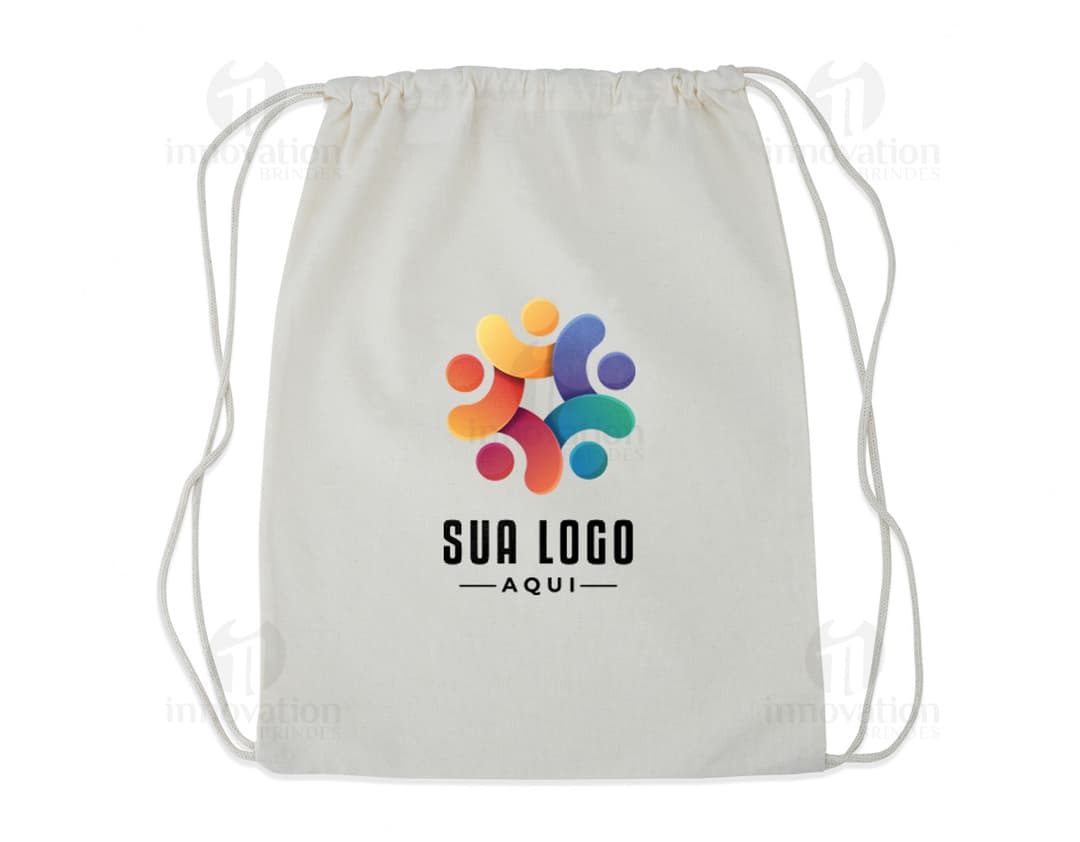 Mochila Saco em Algodão com design moderno e textura de tecido. Ideal para compras, presentes ou para transportar objetos. A cor branca simboliza a pureza e a paz, enquanto a bandeira estampada representa o patriotismo. Perfeito para quem busca um produto versátil e estiloso.