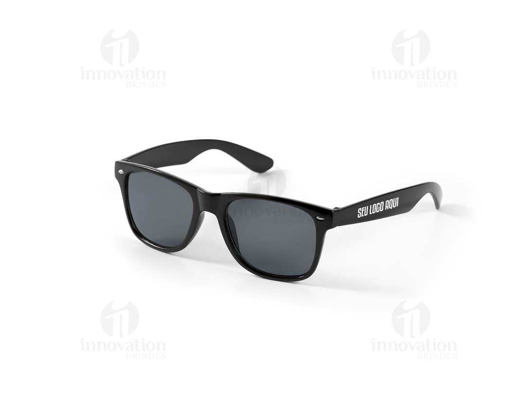 Óculos de sol em PC de cor preta, com lentes de proteção contra raios ultravioleta. Modernos, estilosos e elegantes, ideais para uso no verão, na praia ou em atividades ao ar livre. Acessório de moda que combina proteção aos olhos com um visual atrativo e descolado.