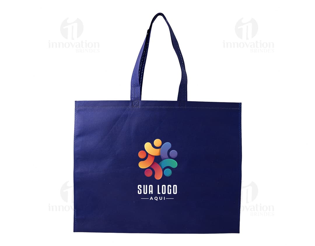 Sacola de TNT na cor branca com alças pretas, sobre fundo branco.