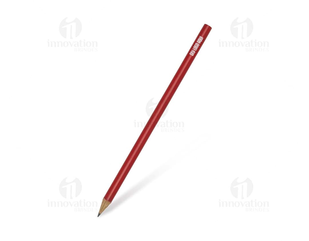 Lápis de cor amarelo com ponta afiada sobre fundo branco.