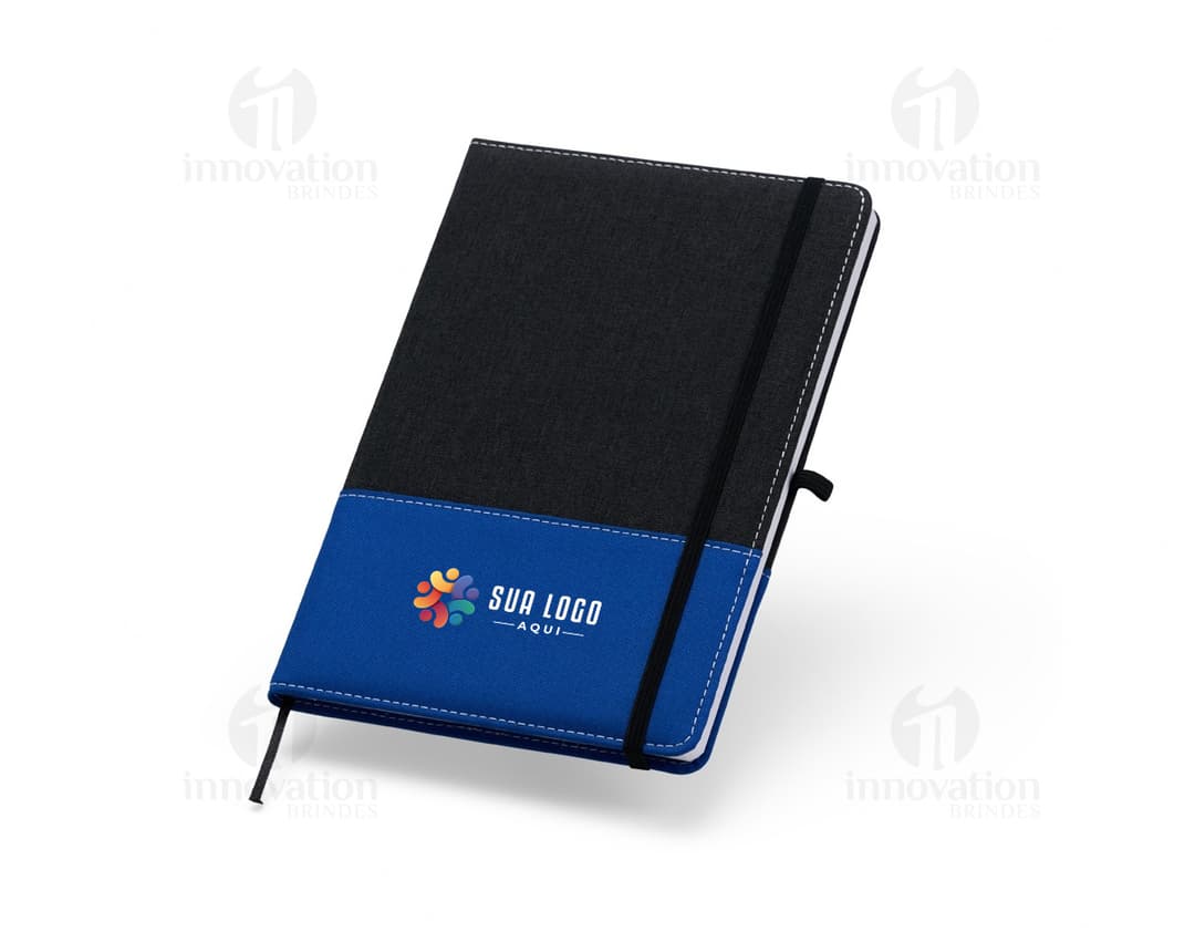 Caderneta A5 de poliéster preta com elástico e marcador de páginas vermelho.