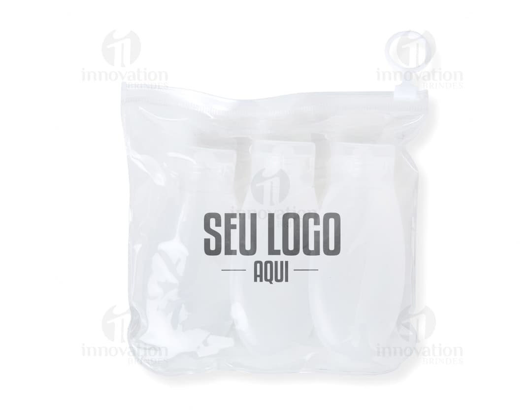 Kit Viagem 3 Peças em embalagem de papel com design elegante e limpo. Contém uma roupa íntima feminina de cetim acompanhada de um soutien de renda. Embalagem contém laço decorativo e possui brilho, ideal para presente de celebrações especiais.