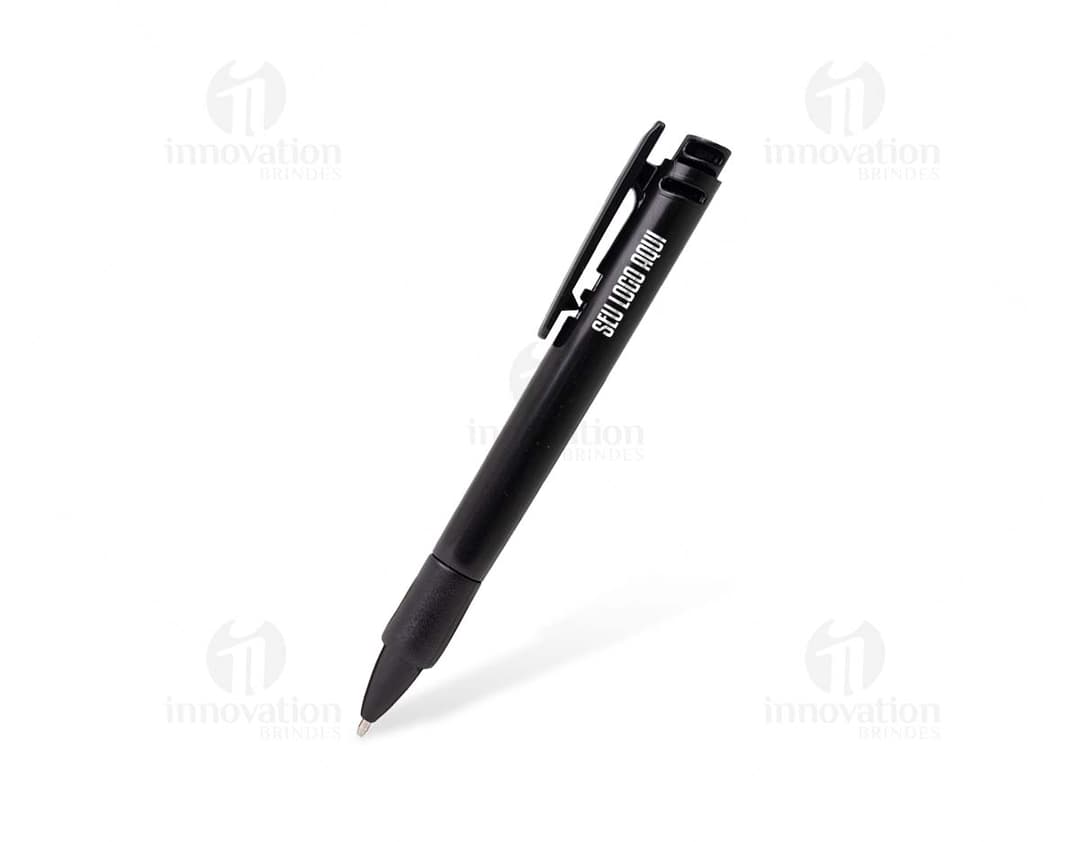 Caneta plástica azul com tampa e clip metálico.