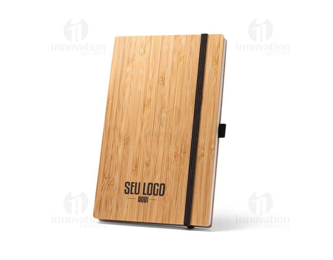 Caderno de bolso preto com capa de couro e elástico de fechamento.