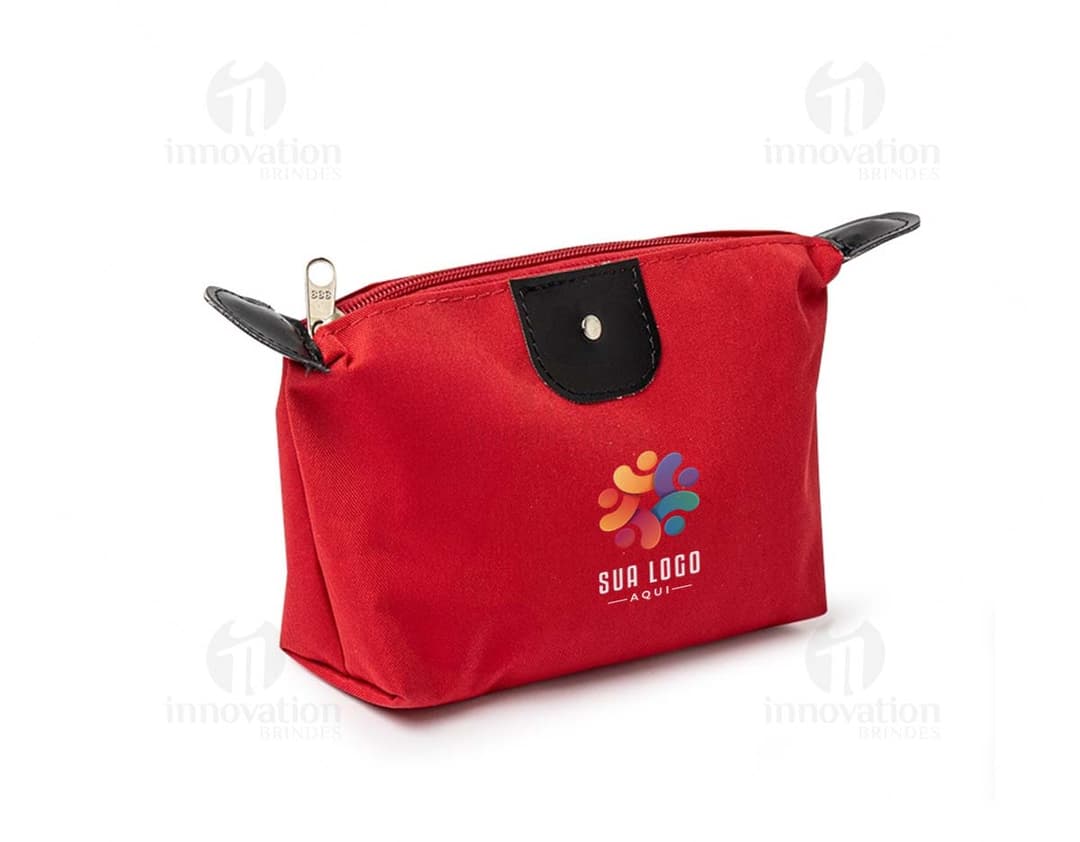 Nécessaire Nylon Oxford preto, compartimento único, fecho com zíper, alça lateral e logo da marca estampado.