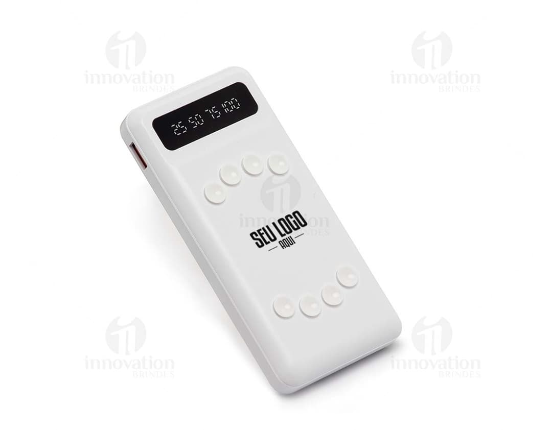 Power Bank preto com conexões USB, pronto para carregar dispositivos eletrônicos. Aparece em um fundo branco.