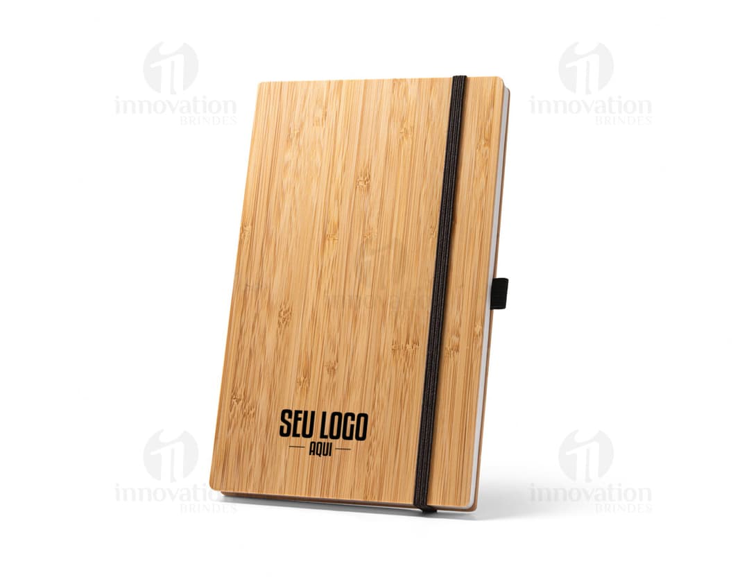 Caderno A5 azul com capa dura, sem pauta e elástico para fechamento.