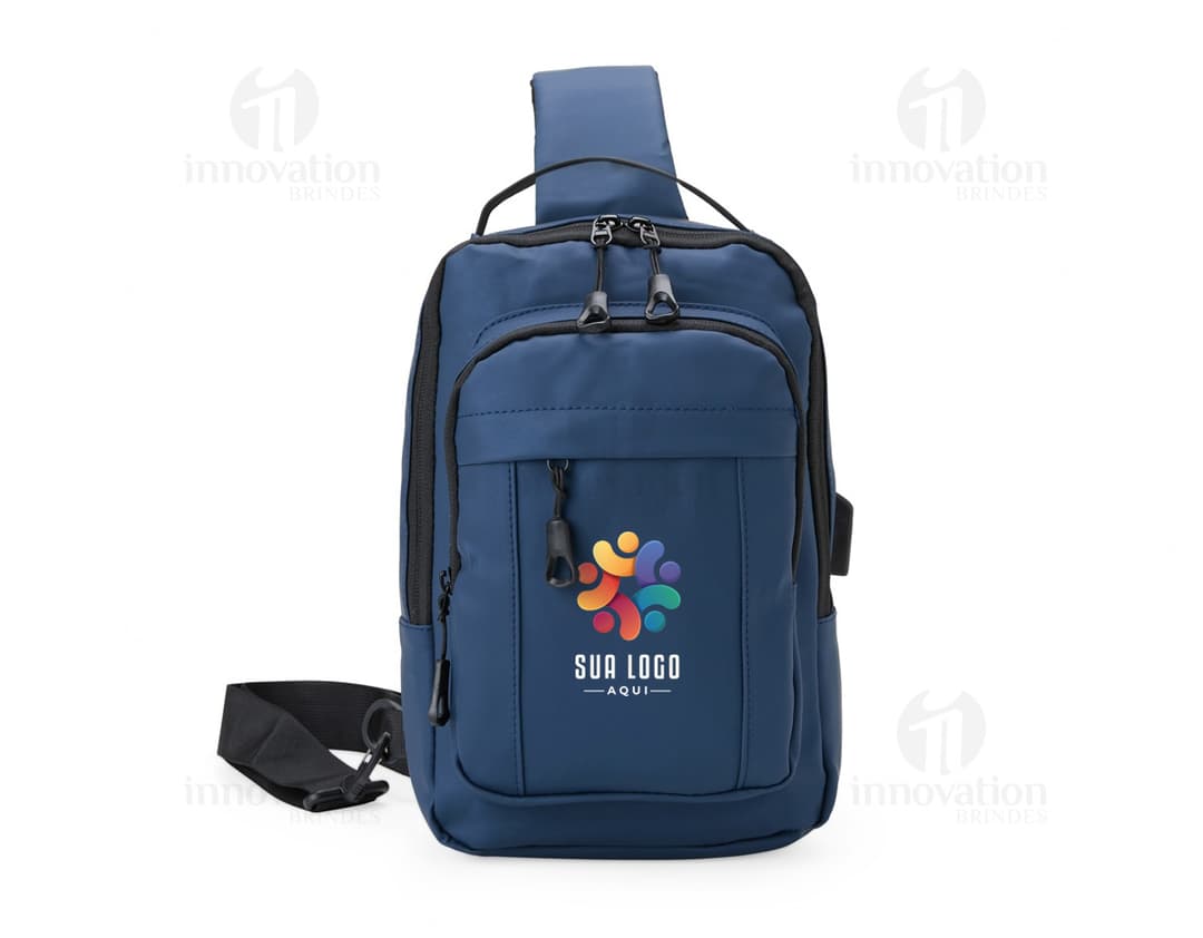 Mochila de ombro com bolsos, zíperes e entrada USB para carregamento de dispositivos eletrônicos. Cor preta e material resistente. Ideal para uso diário e viagens.