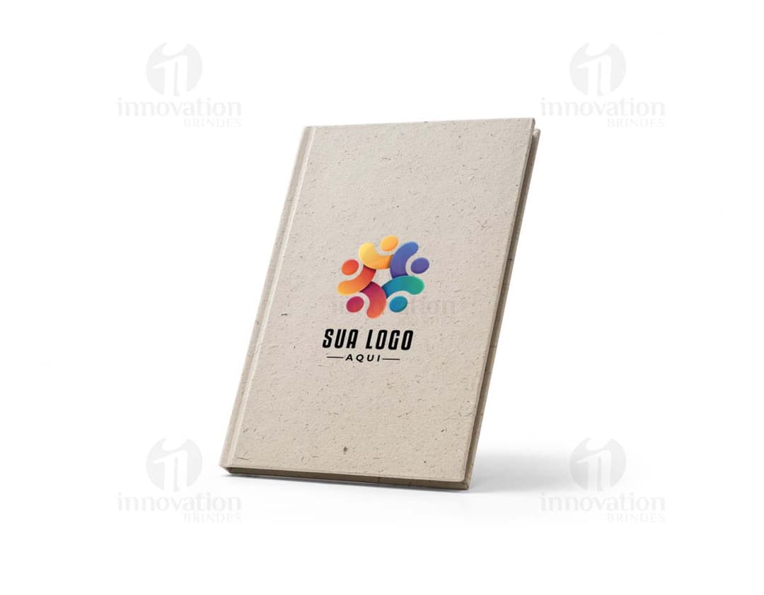 Caderno Naturefante A5 com capa estampada de elefante em tons de rosa e azul, papel pautado e elástico para fechamento.