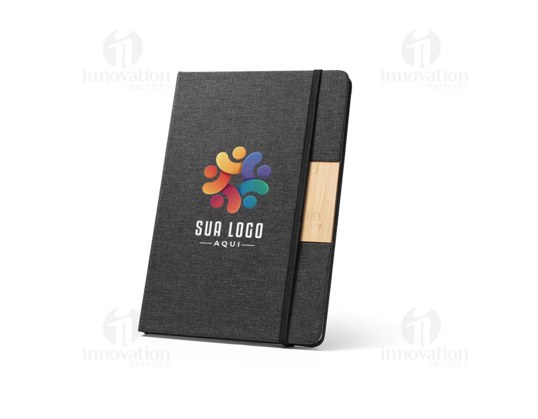 Caderno Poli A5 branco com capa dura e elástico de fechamento.