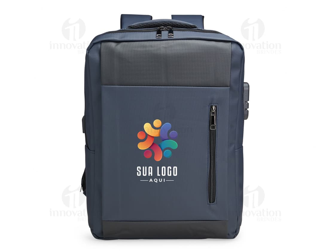 Mochila feita de material sintético PU em cor marrom, com detalhes de costura e bolsos frontais. Alças ajustáveis e fecho de zíper na parte principal.