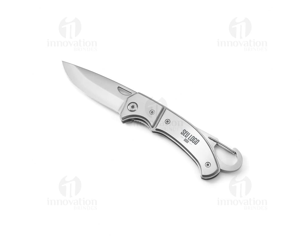Canivete em aço inox em fundo branco.