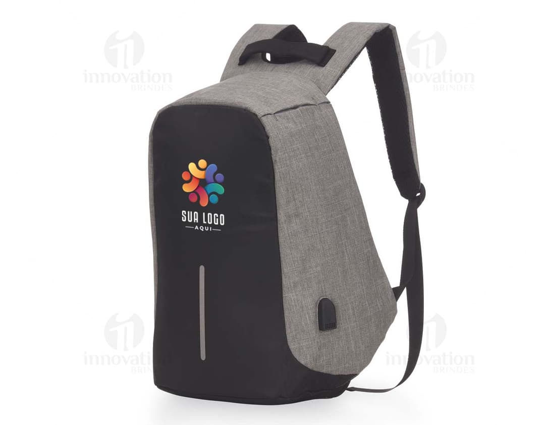 Mochila em poliéster de cor preta, com bolsos laterais e alças ajustáveis.