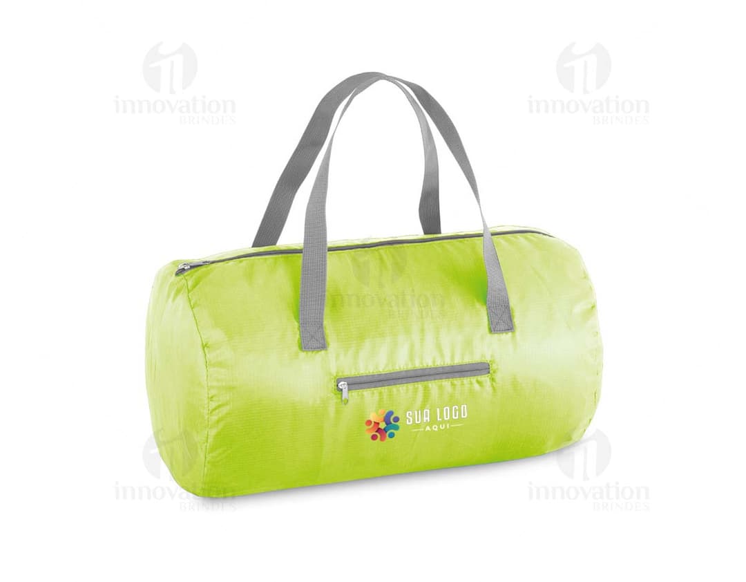 Sacola esportiva dobrável de cor preta, confeccionada em tecido resistente e com alças para facilitar o transporte. Ideal para atividades esportivas e práticas do dia a dia.