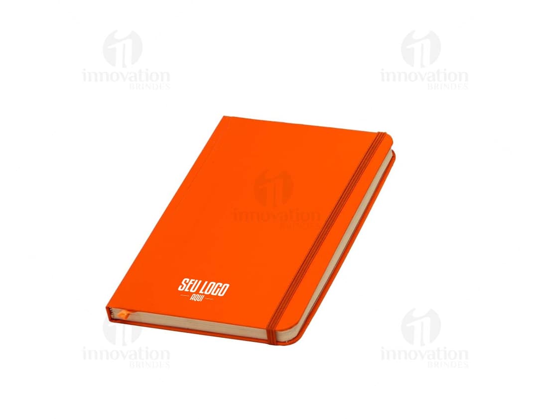 Caderneta couchê de cor preta com detalhes em dourado e fechamento em elástico.