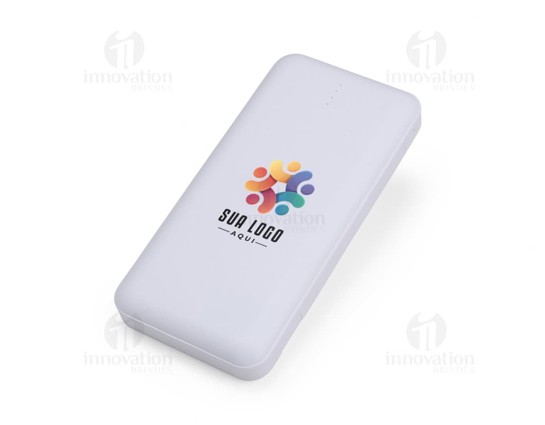 Power Bank 10.000mAh na cor preta, com design slim e acabamento fosco. Acompanha cabo USB para recarga.