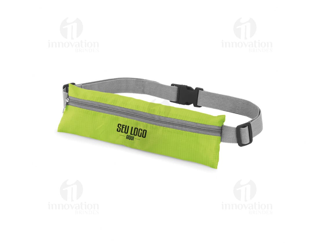 Pochete preta de couro com fecho de zíper e alça ajustável.